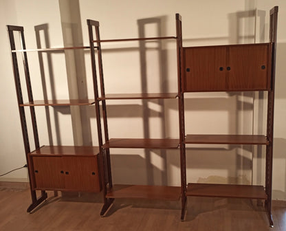 Libreria vintage modulare in teak originale anni 60 con due scomparti a anta in stile mid-century modern