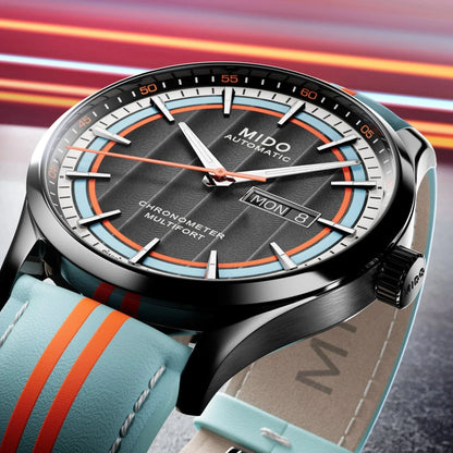 Mido multifort chronometer design deciso dell’orologio con quadrante nero, accenti arancio e azzurro, cassa acciaio PVD nero