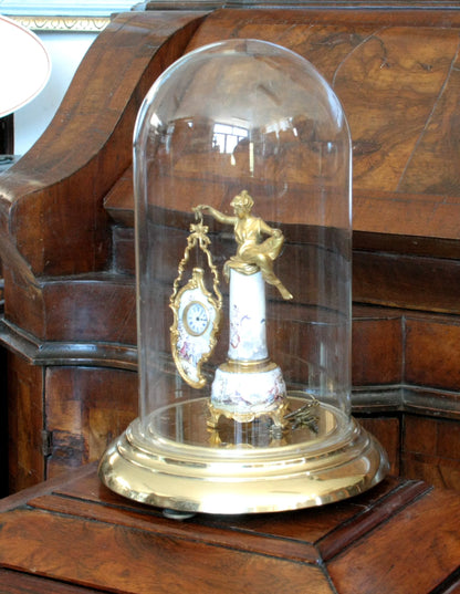 Pendule de table en bronze émaillé sous un dôme de verre du XIXe siècle, socle orné d'une scène galante et d'une figure féminine