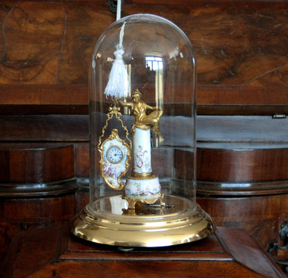 Pendule de table Art Déco en bronze et émail, ornée d'une figure féminine sous un dôme en verre du XIXe siècle, avec socle et scène galante.