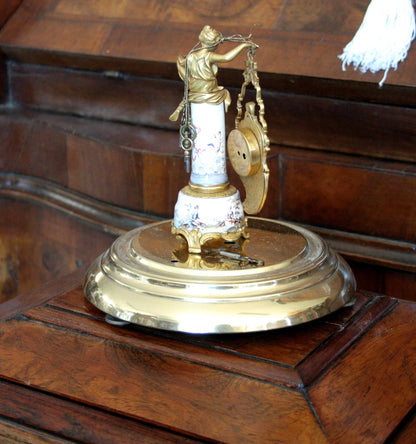 Pendule de table Art Déco en bronze et émail, ornée d'une figure féminine dorée et d'une scène galante, socle du XIXe siècle