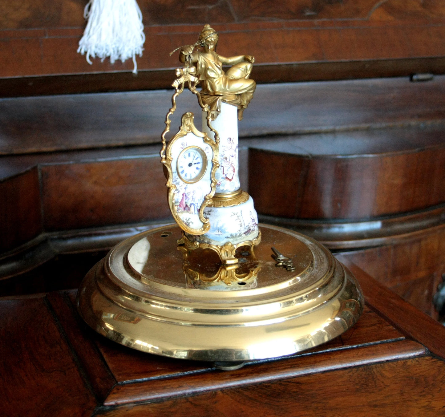 Pendule de table Art Déco du XIXe siècle en bronze et émail, avec socle galant et scène ornée d'une figure féminine dorée