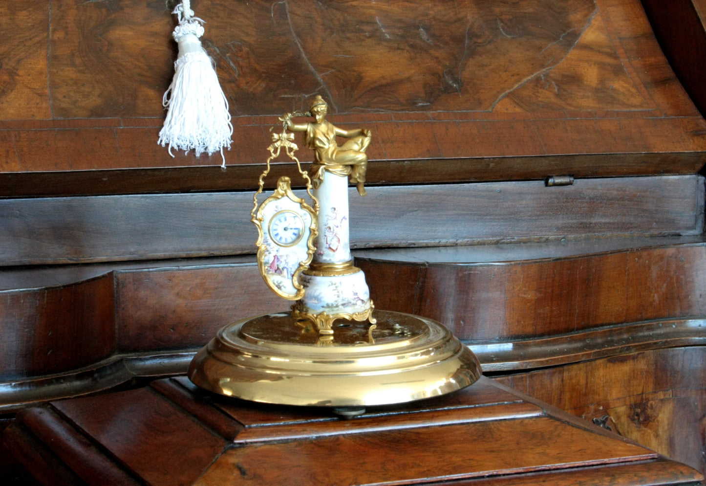 Pendule de table Art Déco du XIXe siècle en bronze et émail, avec un socle orné d'une scène galante et d'une figure féminine dorée.