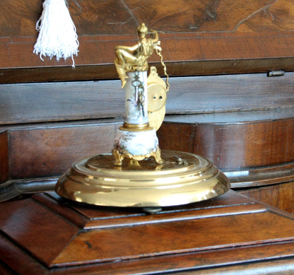 Pendule de table Art Déco en bronze et émail, ornée d'une figure féminine et reposant sur un socle. Scène galante du XIXe siècle.