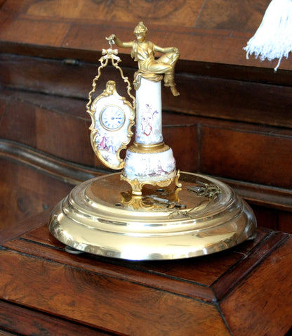 Pendule de table Art Déco en bronze et émail, avec un socle du XIXe siècle et une figure féminine dans une scène galante