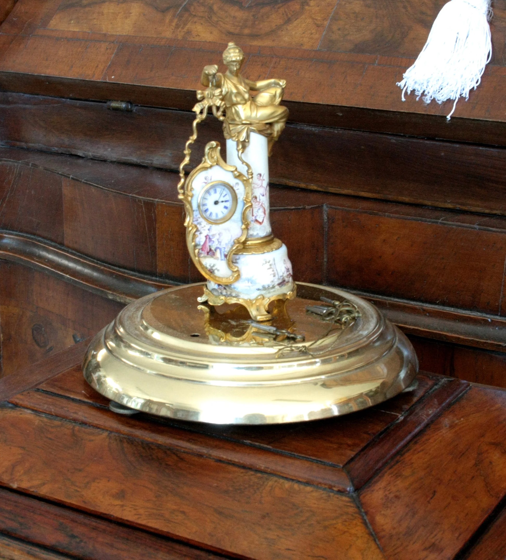 Pendule de table Art Déco en bronze et émail, ornée d'une figure féminine et d'une scène galante, socle du XIXe siècle