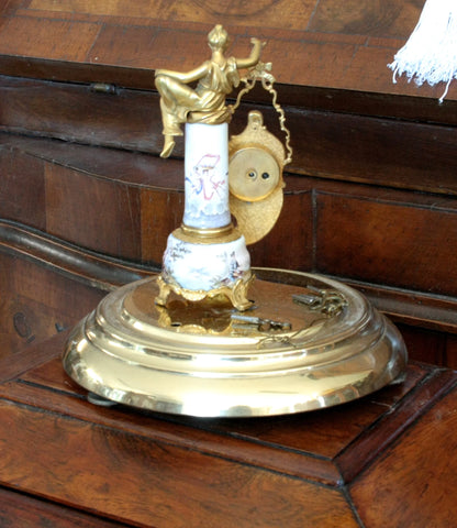 Pendule de table Art Déco en bronze et émail, ornée d'une figure féminine dorée et d'une scène galante ; socle du XIXe siècle