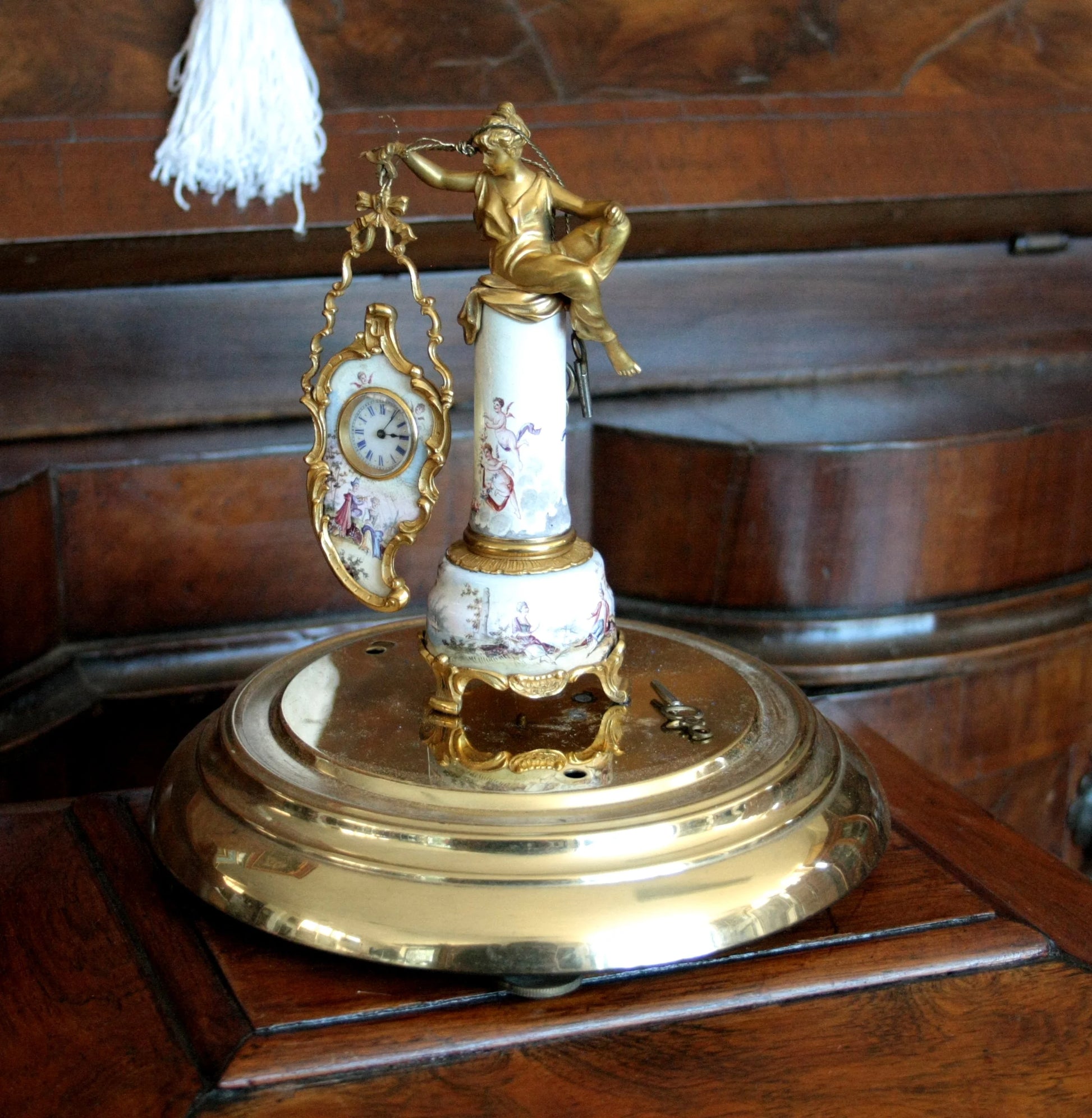 Horloge de table Art Déco du XVIIe siècle en bronze, avec un socle du XIXe siècle et une figure féminine dorée.