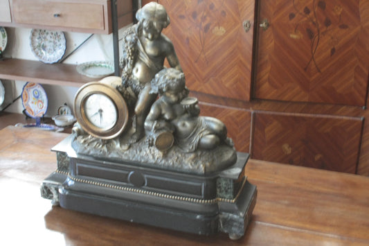 Horloge française Napoléon III en bronze et laiton, XIXe siècle, ornée de deux chérubins sur un élégant socle en marbre.