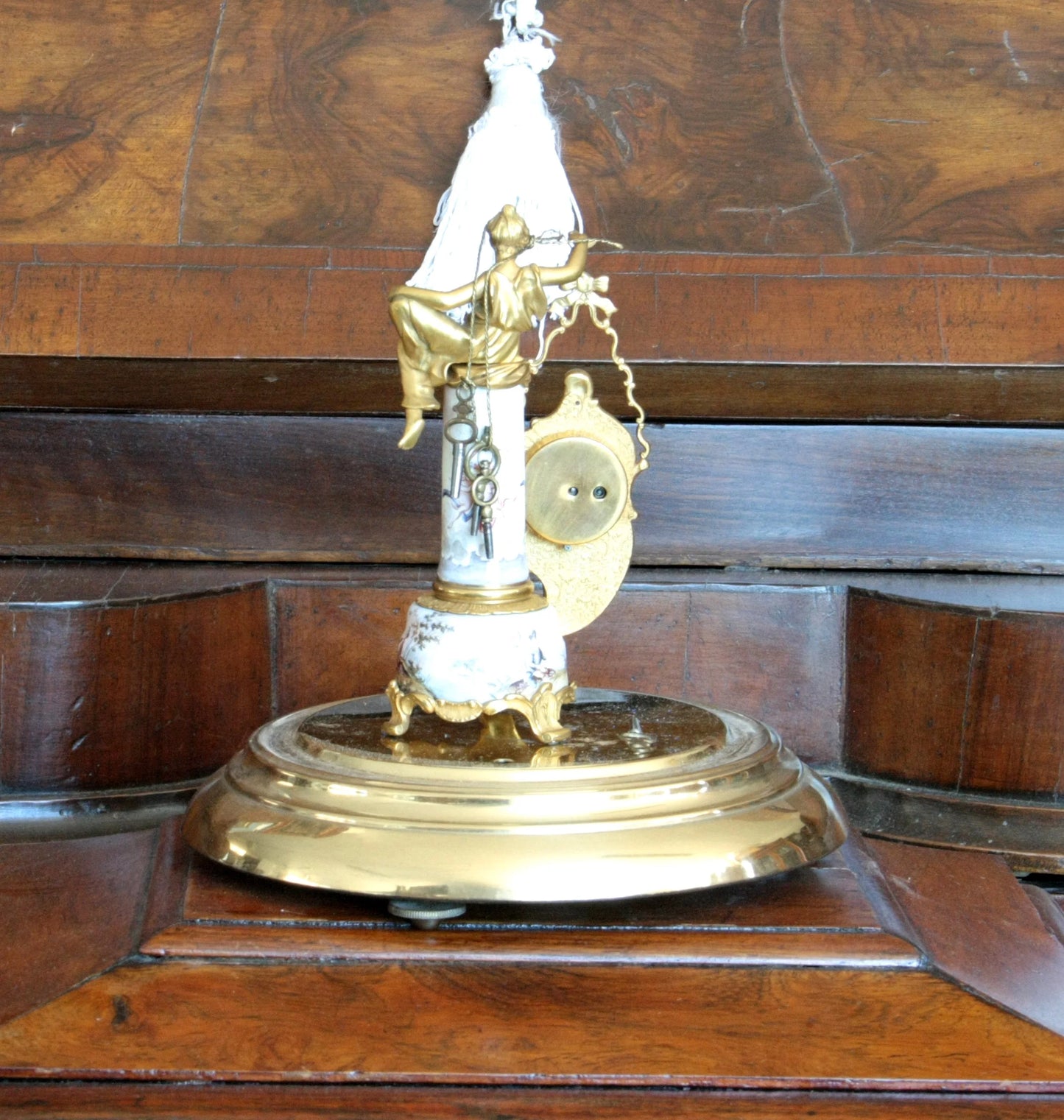 Pendule de table Art Déco en bronze et émail, ornée d'une figure féminine et d'une scène galante, sur un socle du XIXe siècle