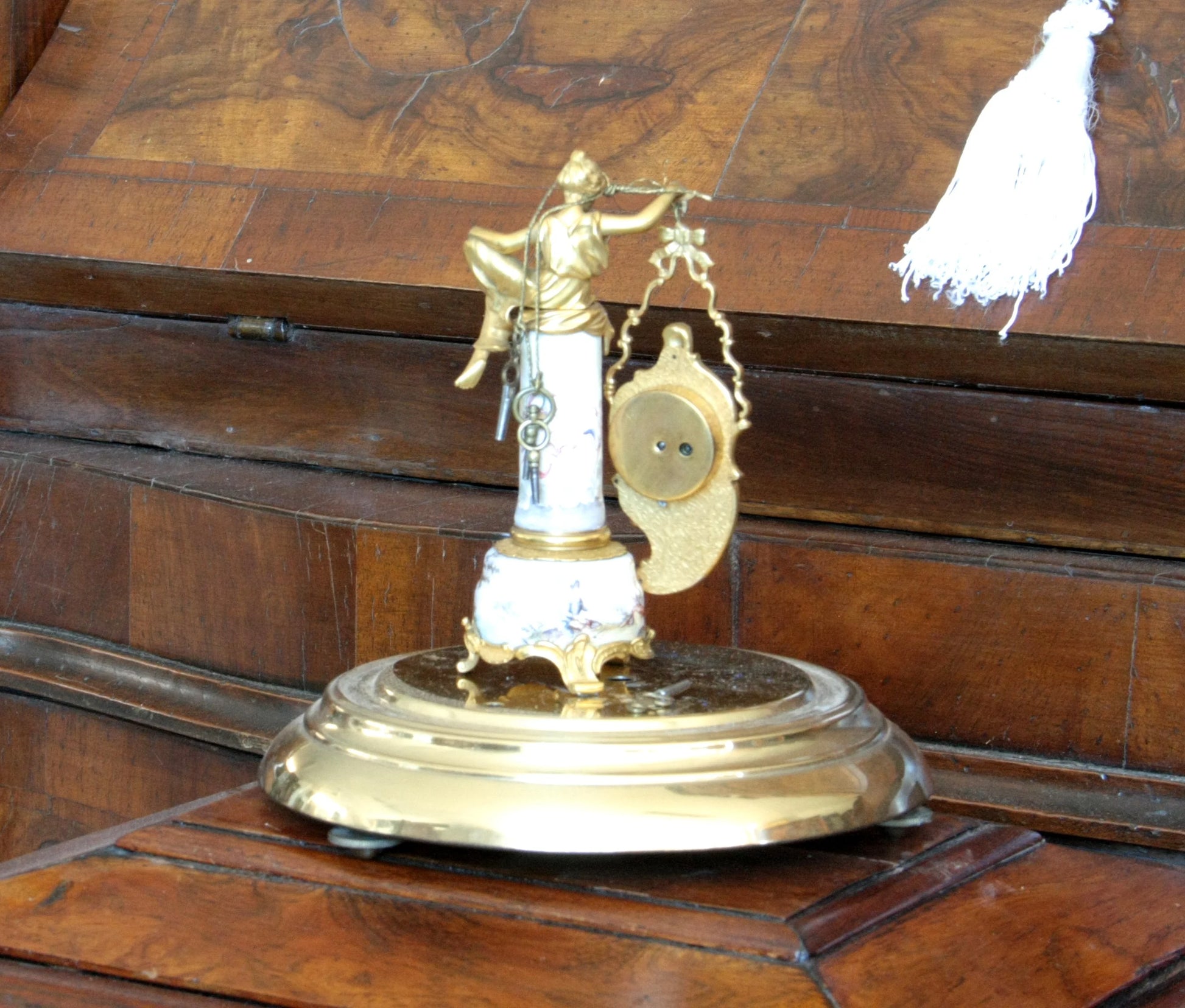 Pendule de table Art Déco en bronze et émail, ornée d'une figure féminine et d'une scène galante, sur un socle du XIXe siècle