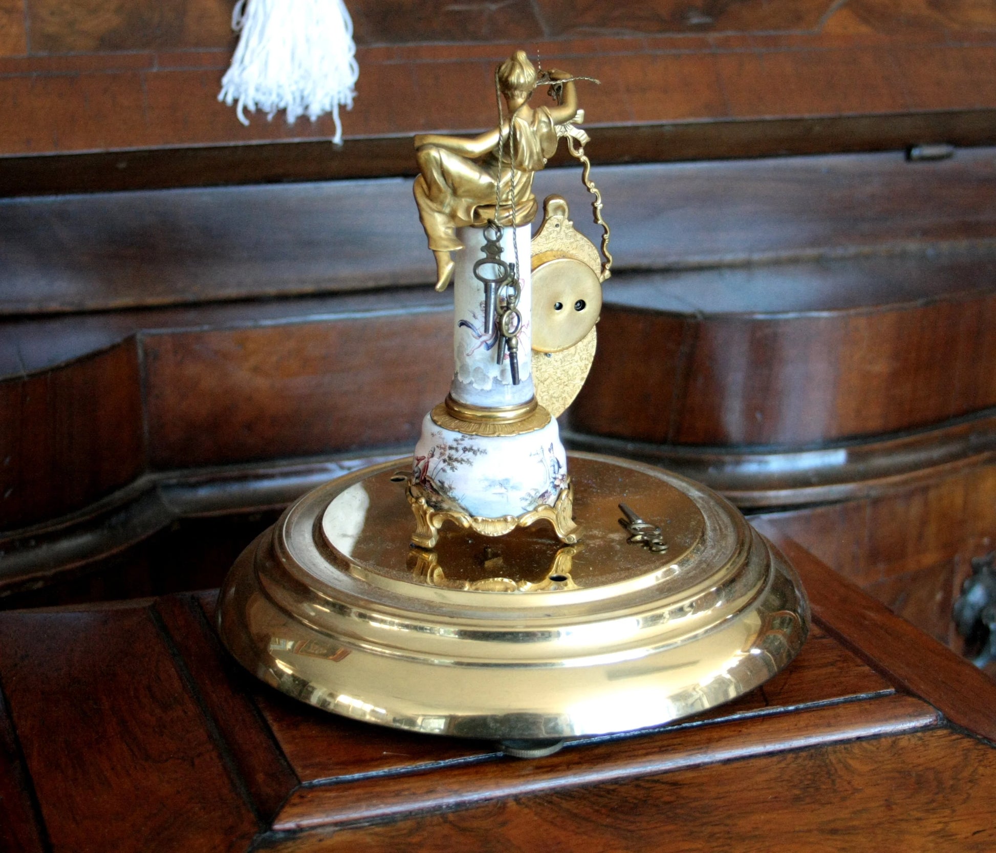 Pendule de table Art Déco en bronze et émail, avec un socle du XIXe siècle orné d'une scène galante et d'une figure féminine en or et porcelaine.