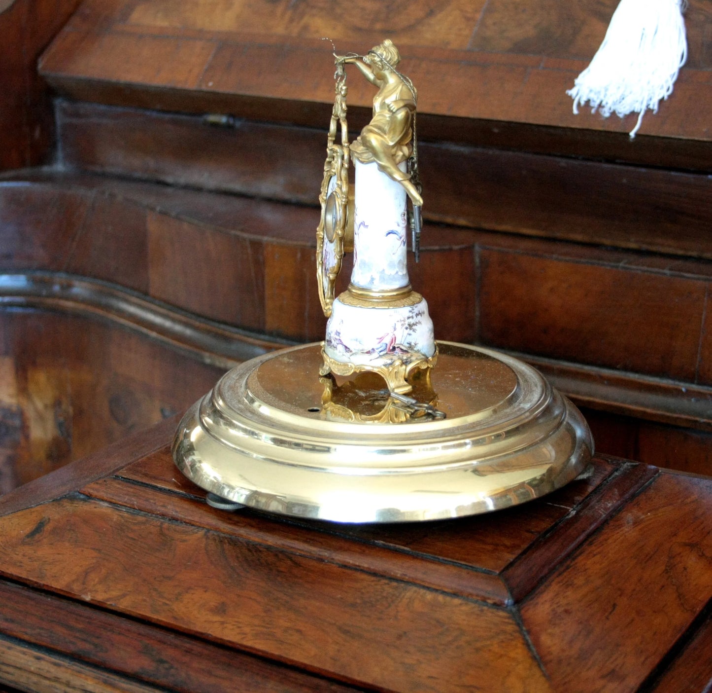 Pendule de table du XIXe siècle, à base en bronze et émail, ornée d'une figure féminine et d'une scène galante, style Art déco, Autriche.