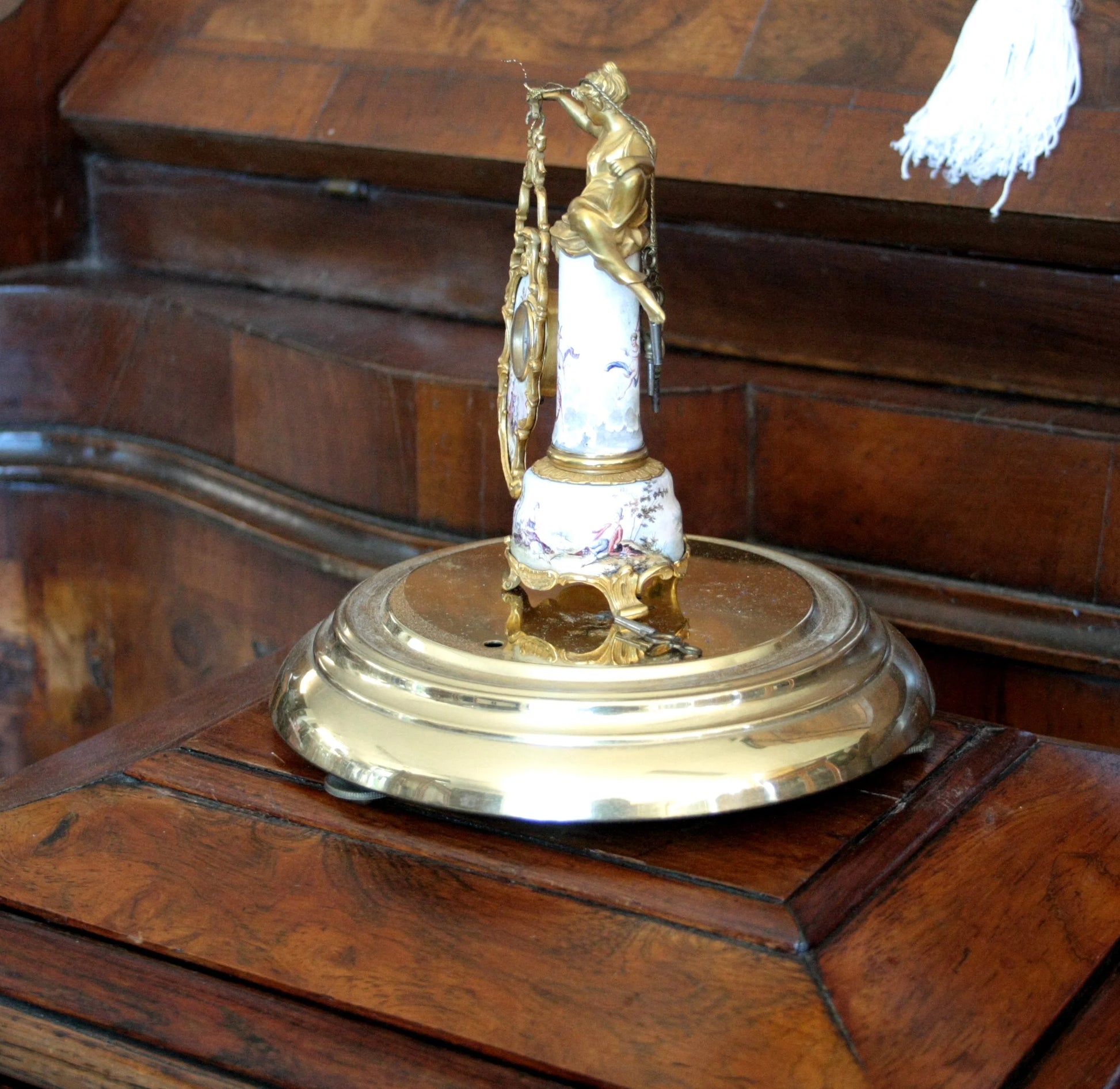 Pendule de table du XIXe siècle, à base en bronze et émail, ornée d'une figure féminine et d'une scène galante, style Art déco, Autriche.