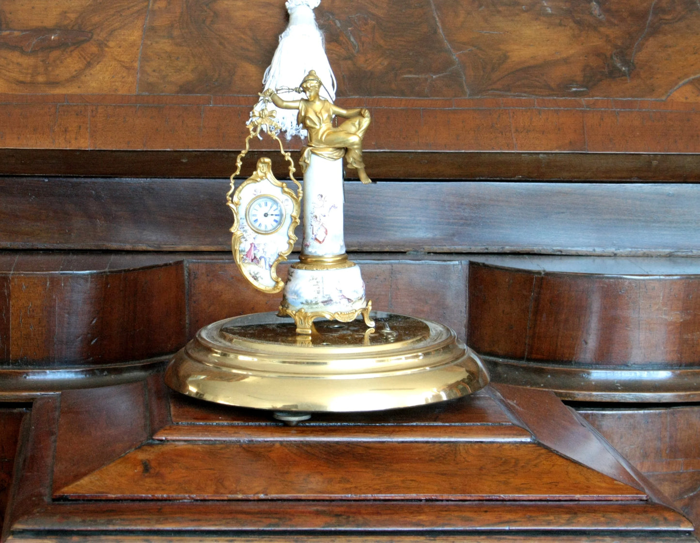 Pendule de table Art Déco en bronze et émail, avec un socle du XIXe siècle orné d'une scène galante et d'une figure féminine dorée