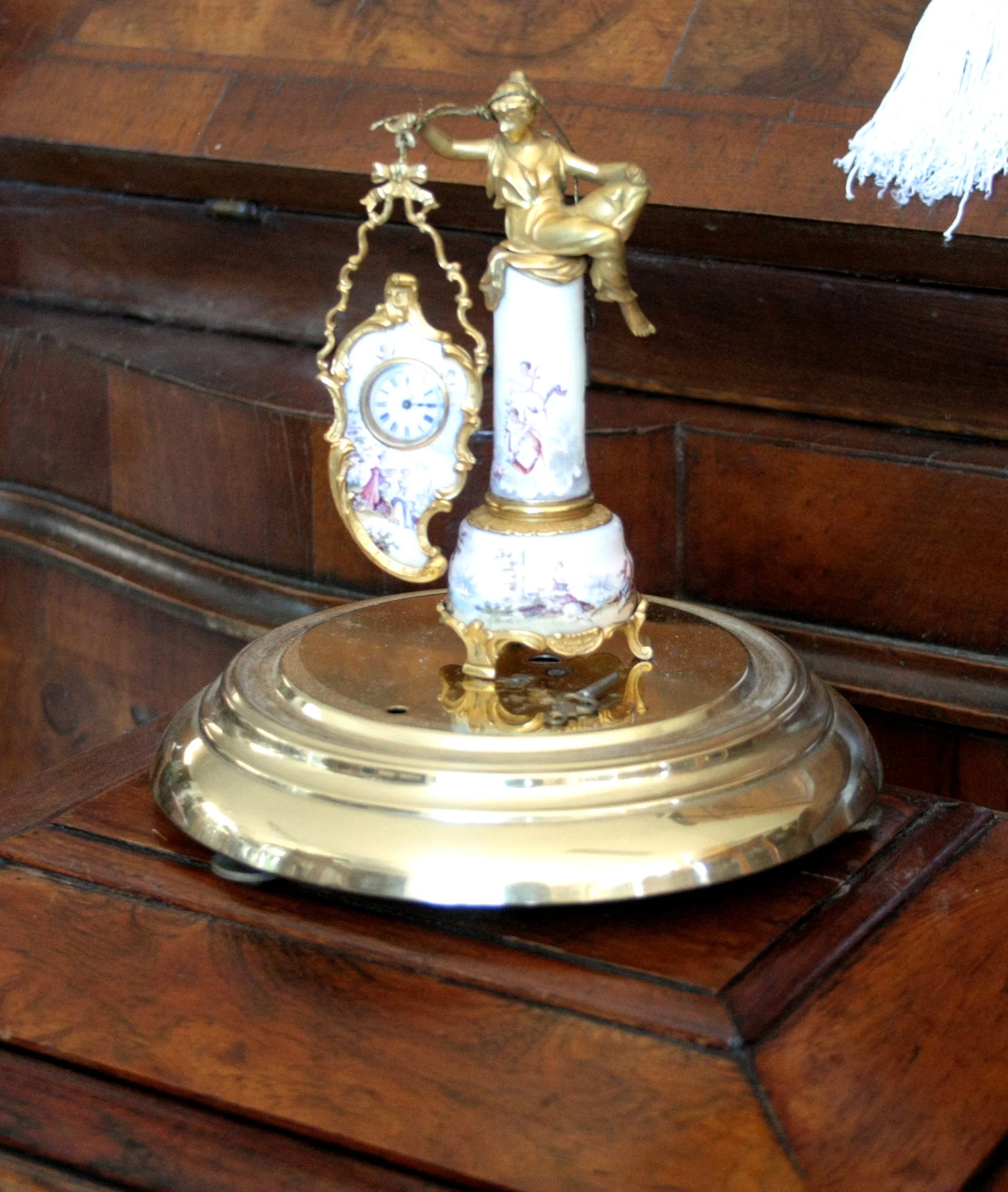 Pendule de table du XIXe siècle avec socle doré, scène galante et figure féminine en bronze et émaux art déco autrichiens.