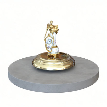 Pendule de table Art Déco du XIXe siècle en bronze et émail, avec socle orné d'une scène galante et d'une figure féminine sculptée.