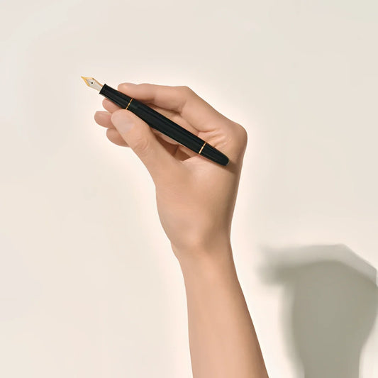Stilografica meisterstück montblanc nera con finitura oro e design elegante punta m 132464