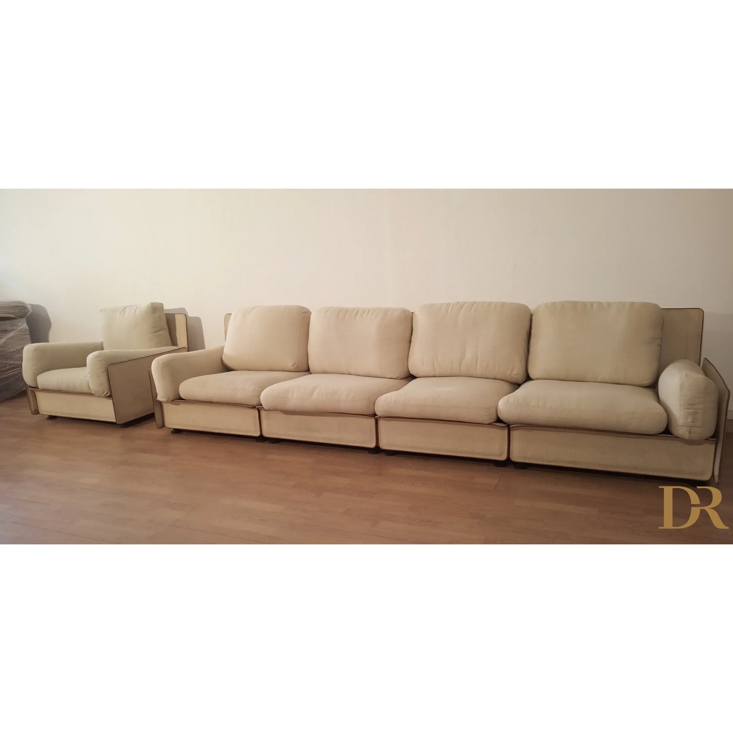 Divano modulare beige modello redifiori set di riccardo arbizzoni con poltrona abbinata per uso living