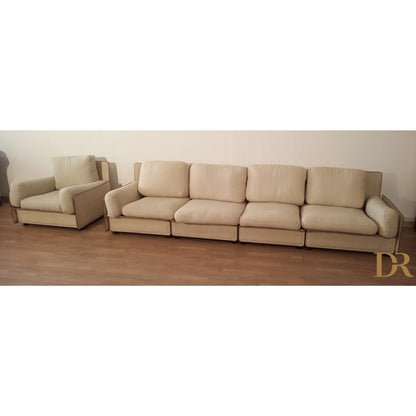 Divano modulare riccardo arbizzoni modello redifiori set con divano beige e poltrona su pavimento in legno