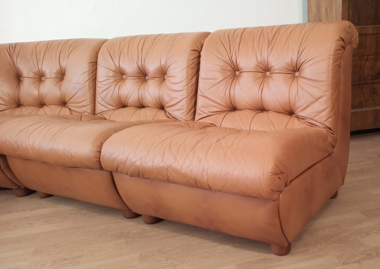 Divano modulare vintage in pelle cognac con dettagli capitonnè in cuoio color tan anni 70 set di 5