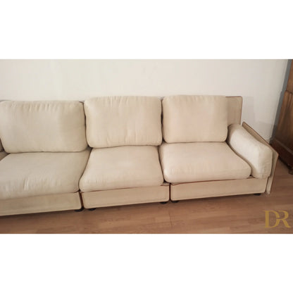 Divano modulare modello redifiori di riccardo arbizzoni per zanotta 1978 con sezione color crema e tre cuscini