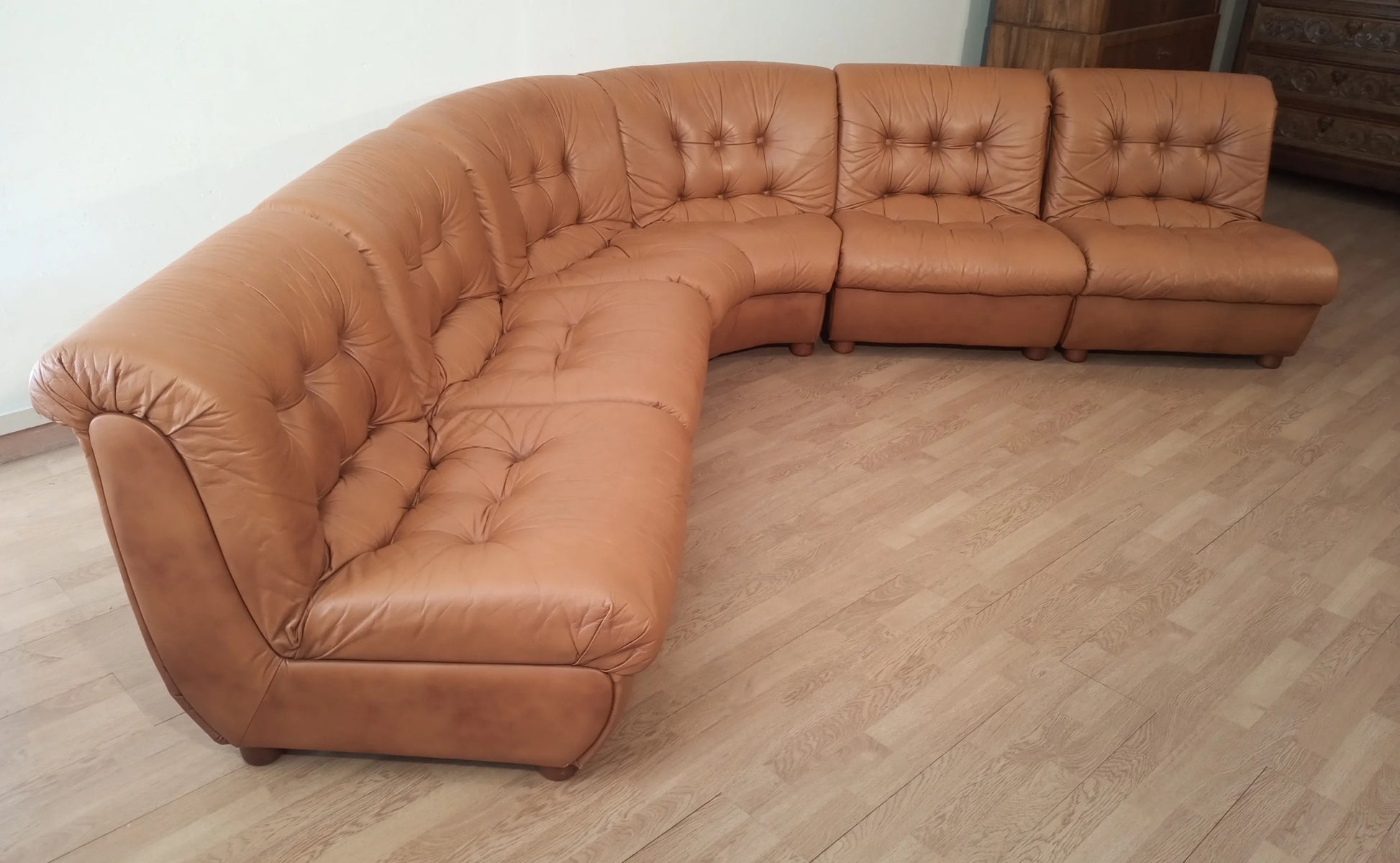 Divano modulare vintage in pelle cognac anni 70 con cuscini capitonnè e design curvo in pelle tinta cognac