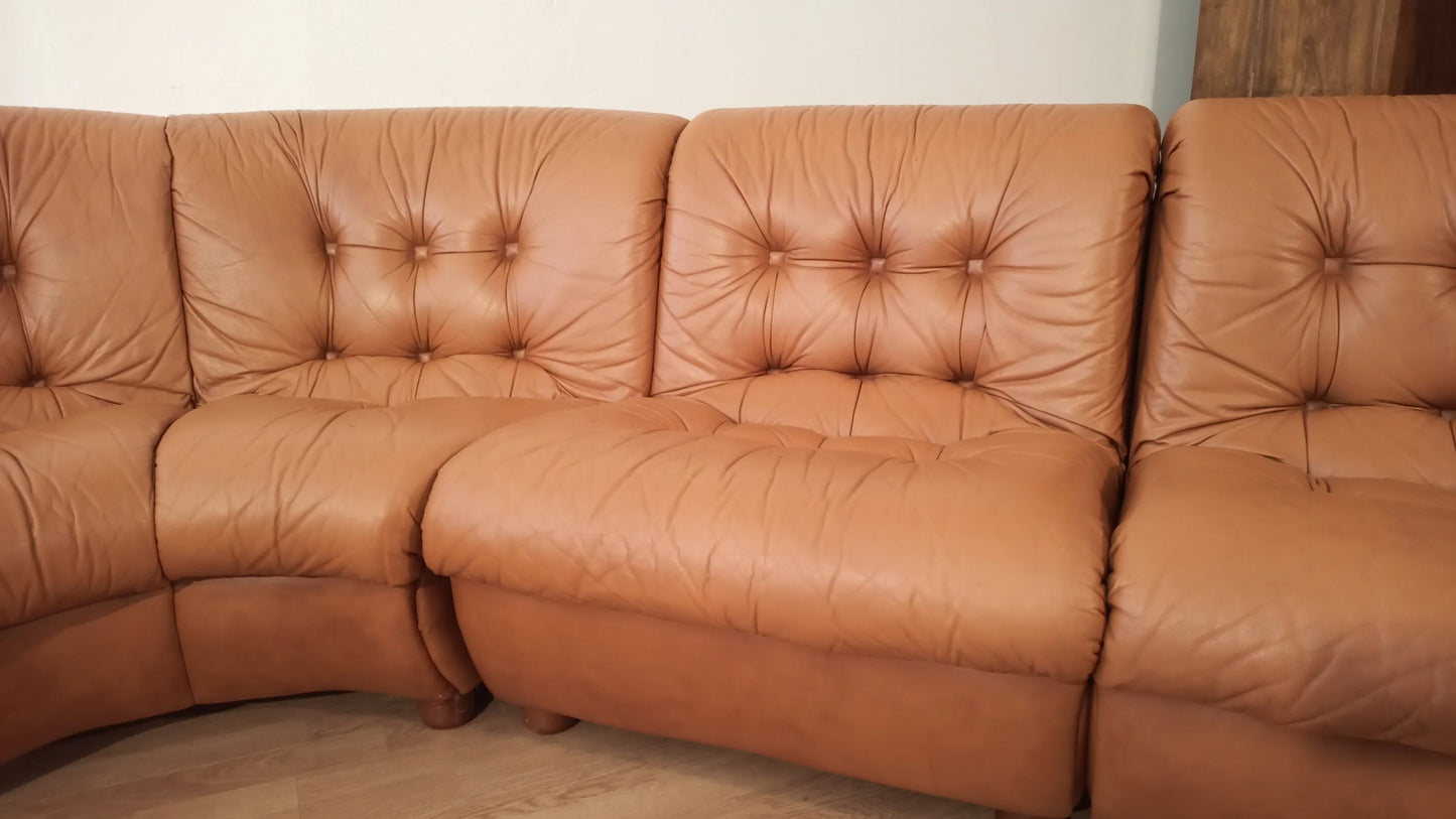 Divano modulare vintage in pelle cognac italiano anni 70 con cuscini capitonnè e design curvo in pelle tan