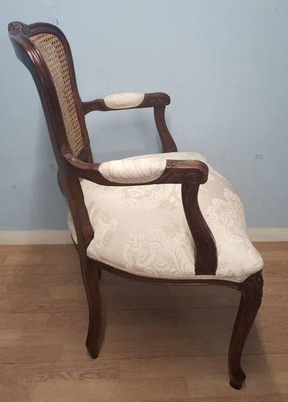 Poltrona a pozzetto in noce vintage restaurata con schienale in canna intrecciata, imbottitura crema e struttura curva
