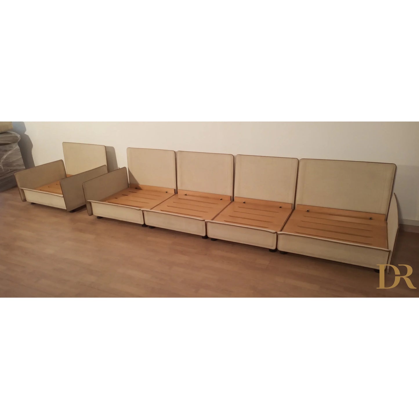 Divano modulare beige con sedute a cerniera modello redifiori set di riccardo arbizzoni per zanotta 1978