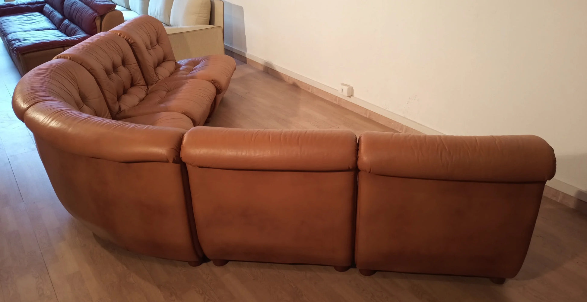 Divano modulare vintage in pelle cognac marrone con sezione curva e reclinabile stile anni 70 italiano