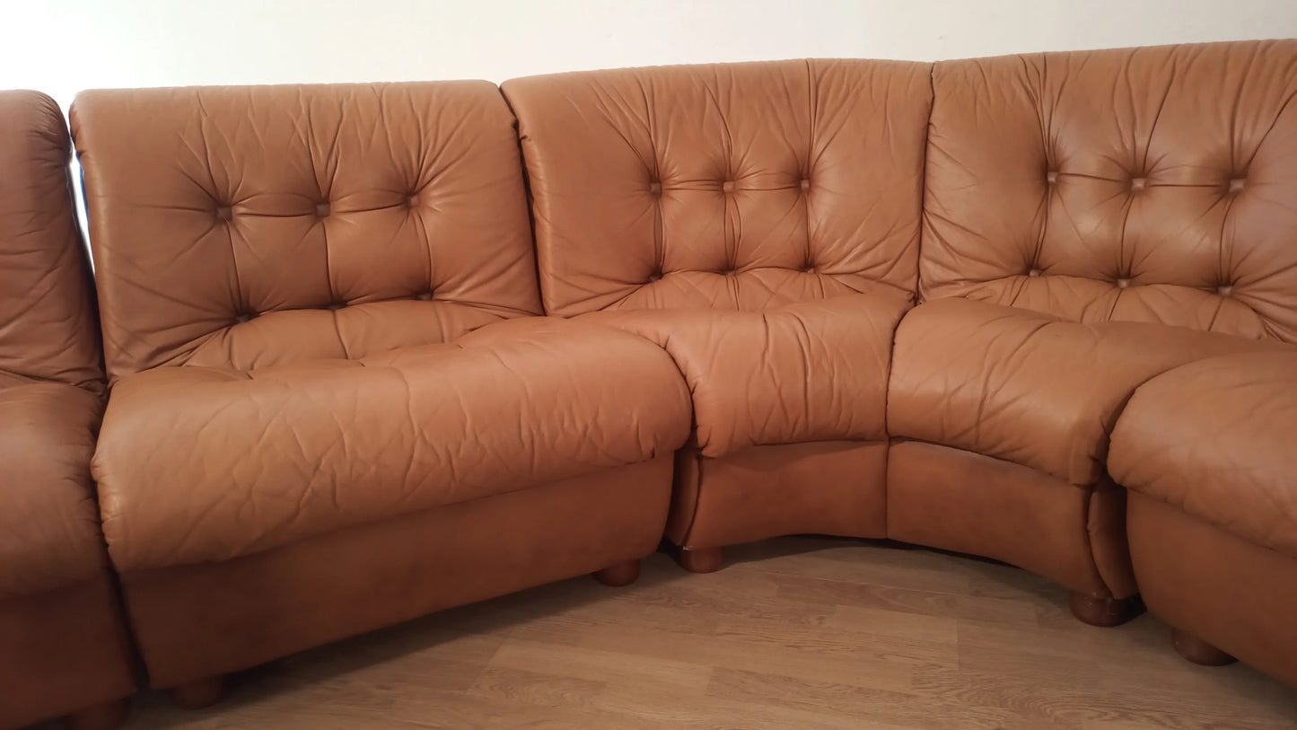 Divano modulare vintage in pelle cognac con cuscini capitonnè in pelle marrone anni 70