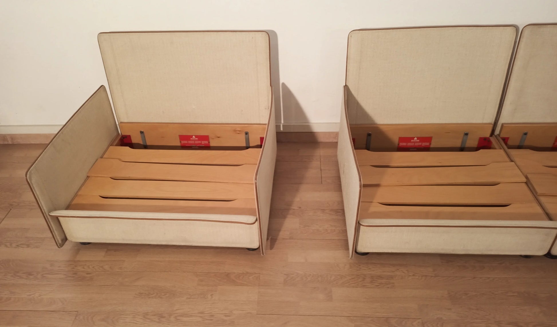 Cream colored leather foldable storage ottoman with wooden slats and red accents by Riccardo Arbizzoni modello Redifiori set divano Zanotta 1978