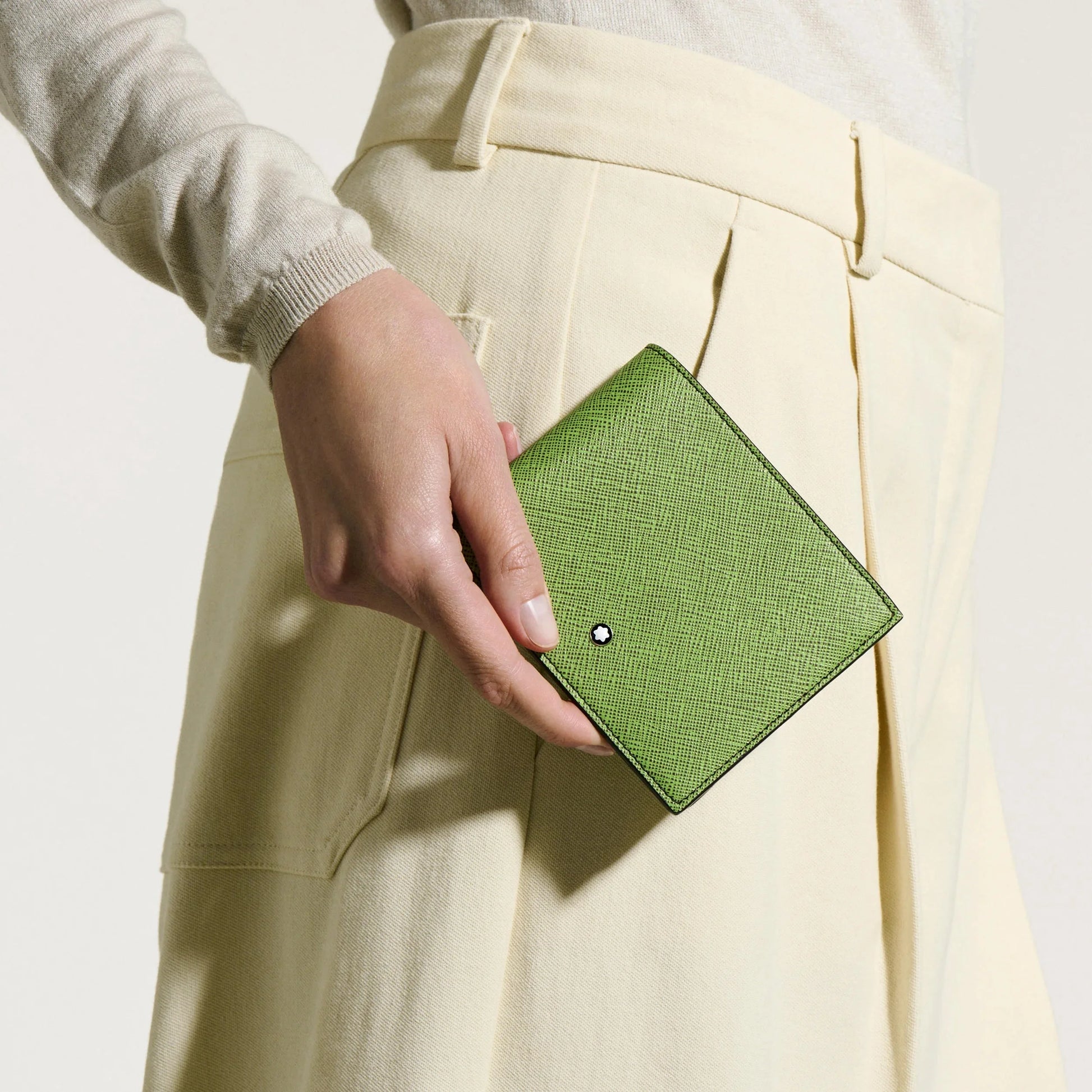 Portefeuille Montblanc 8cc en cuir saffiano imprimé multicolore citron vert, orné d'un emblème circulaire noir sur le devant.