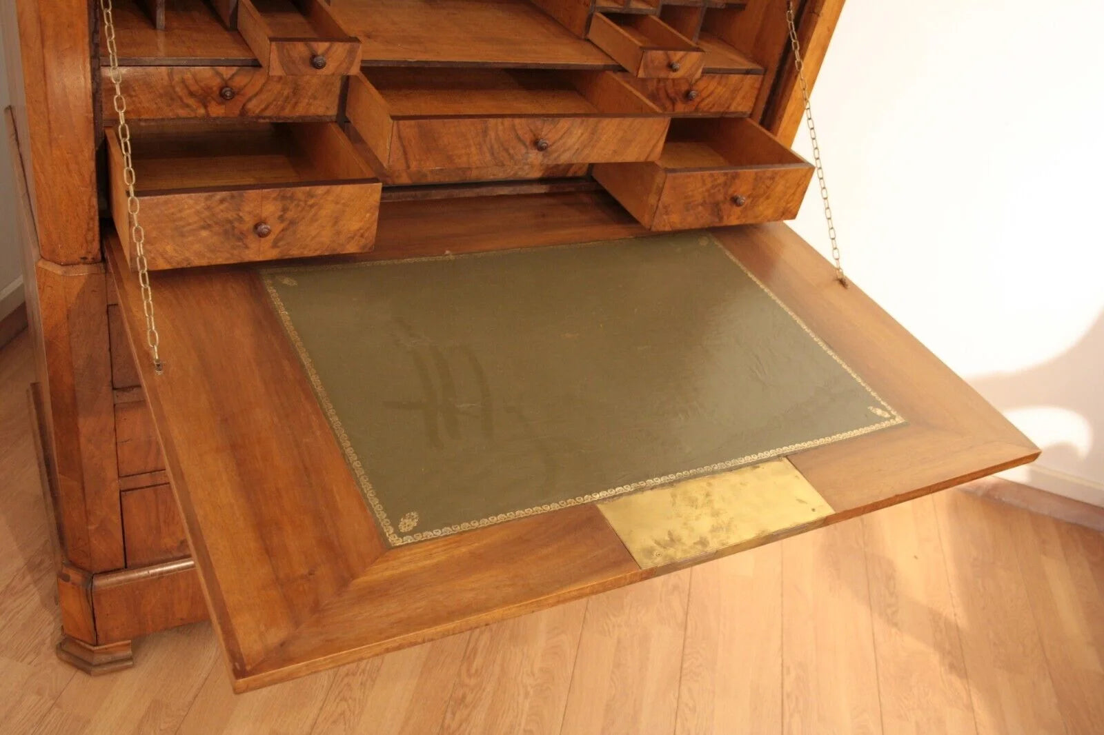 Splendido secretaire umberto in rovere massello originale fine ottocento con superficie in pelle e cassetti multipli