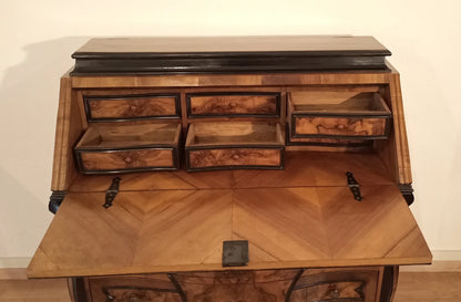 Cassettiera ribalta lombarda settecentesca originale in legno con cassetti multipli e piano scrittoio ribaltabile