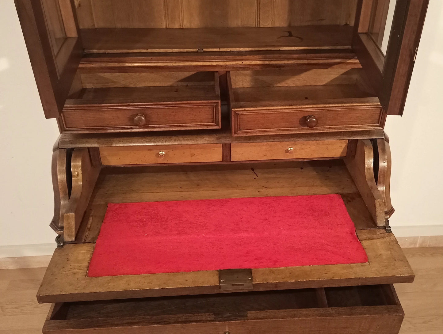 Credenza scrittoio in rovere massello con cassetti e ribalta ricoperta di feltro rosso restaurata ottocento xix secolo