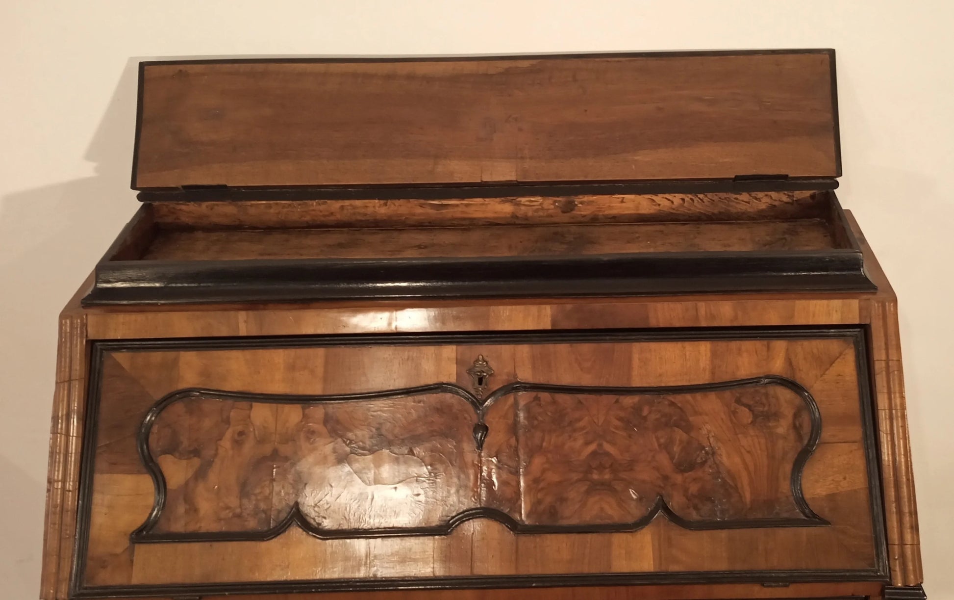 Cassettiera ribalta lombarda settecentesca originale in legno con intarsio decorativo sul pannello frontale restaurata