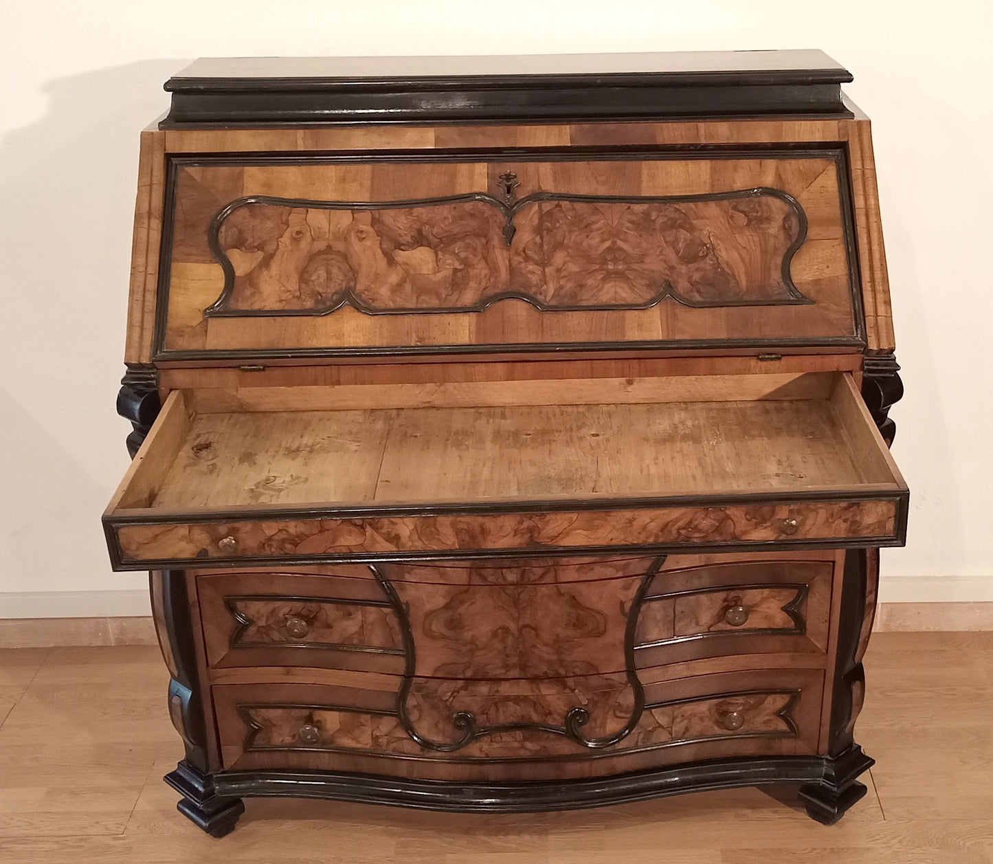 Cassettiera ribalta lombarda settecentesca originale in legno con intarsi decorativi e cassetti curvi restaurata in ottime condizioni