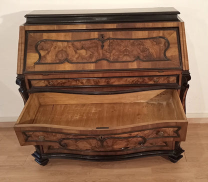 Cassettiera ribalta lombarda settecentesca originale in legno intagliato restaurata in ottime condizioni