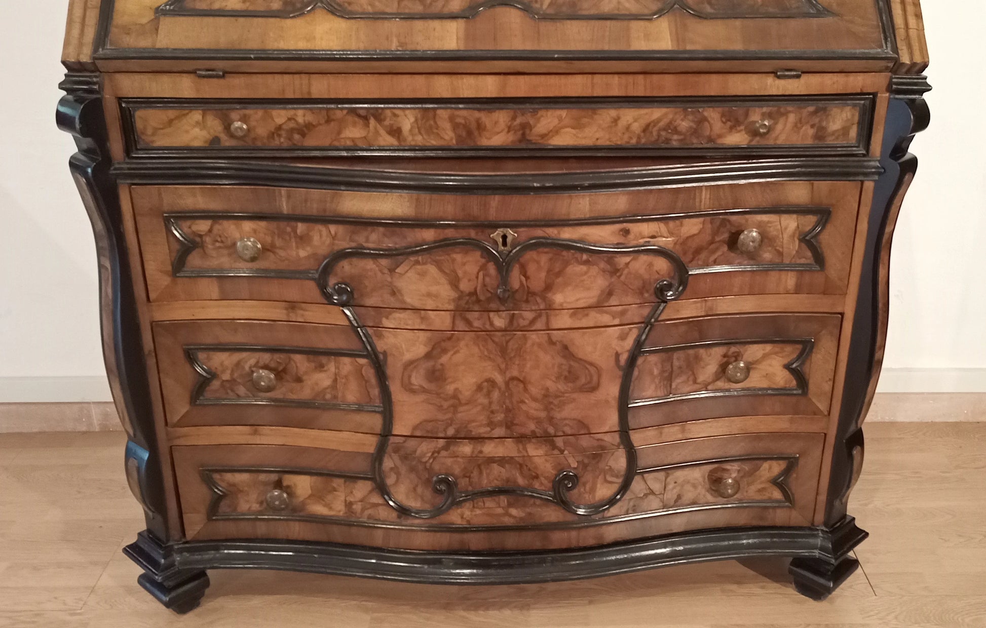 Cassettiera ribalta lombarda settecentesca originale con intarsi in legno nobile e pannelli curvi decorativi restaurata
