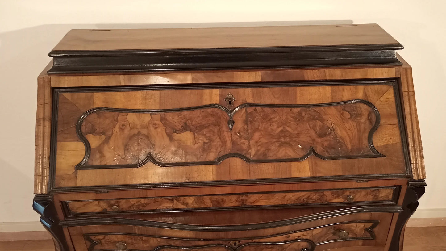 Cassettiera ribalta lombarda settecentesca originale in legno con pannelli di marchetteria decorativa restaurata in ottime condizioni