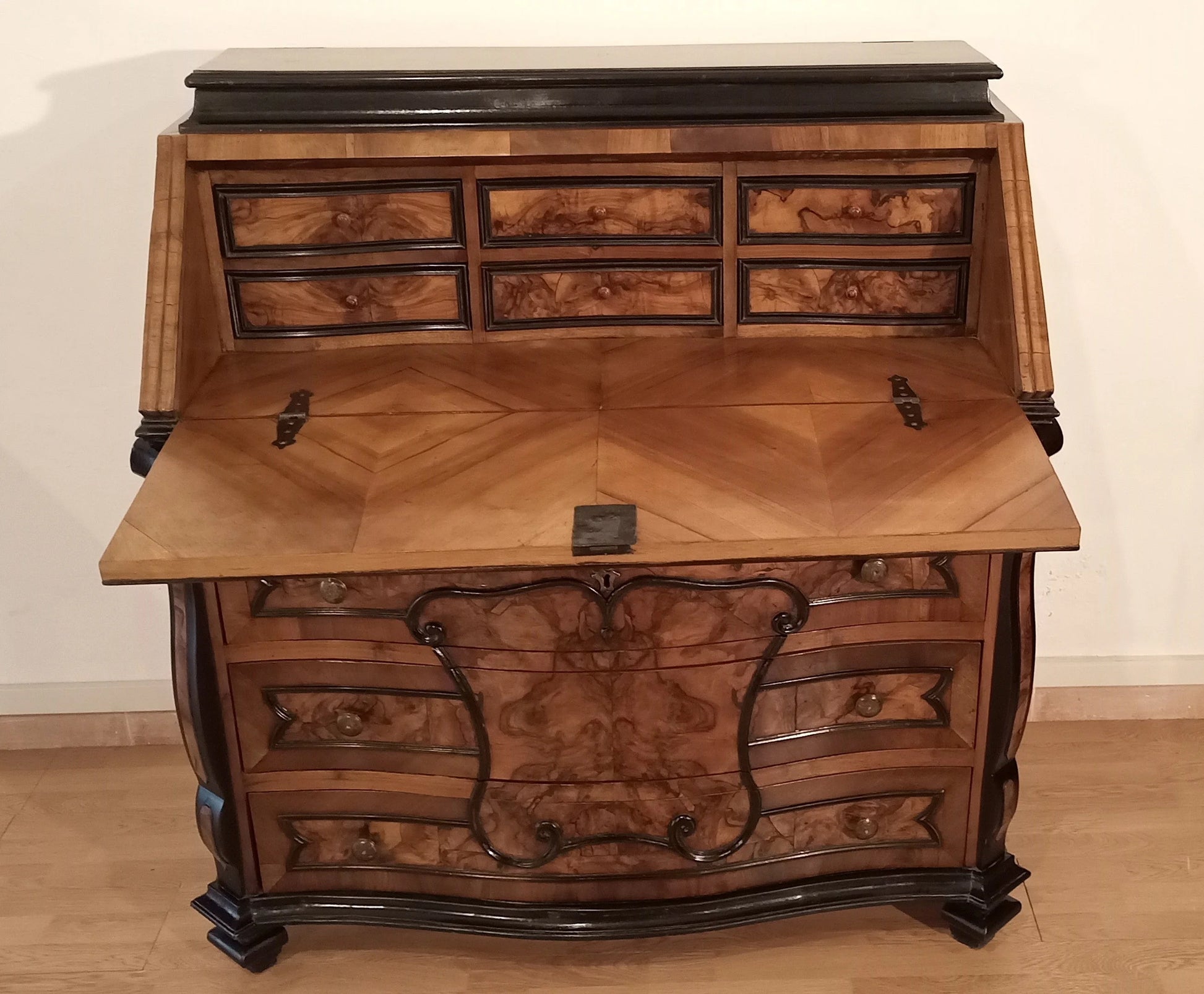 Cassettiera ribalta lombarda settecentesca originale in legno intagliato con fronte curvo e cassetti multipli restaurata