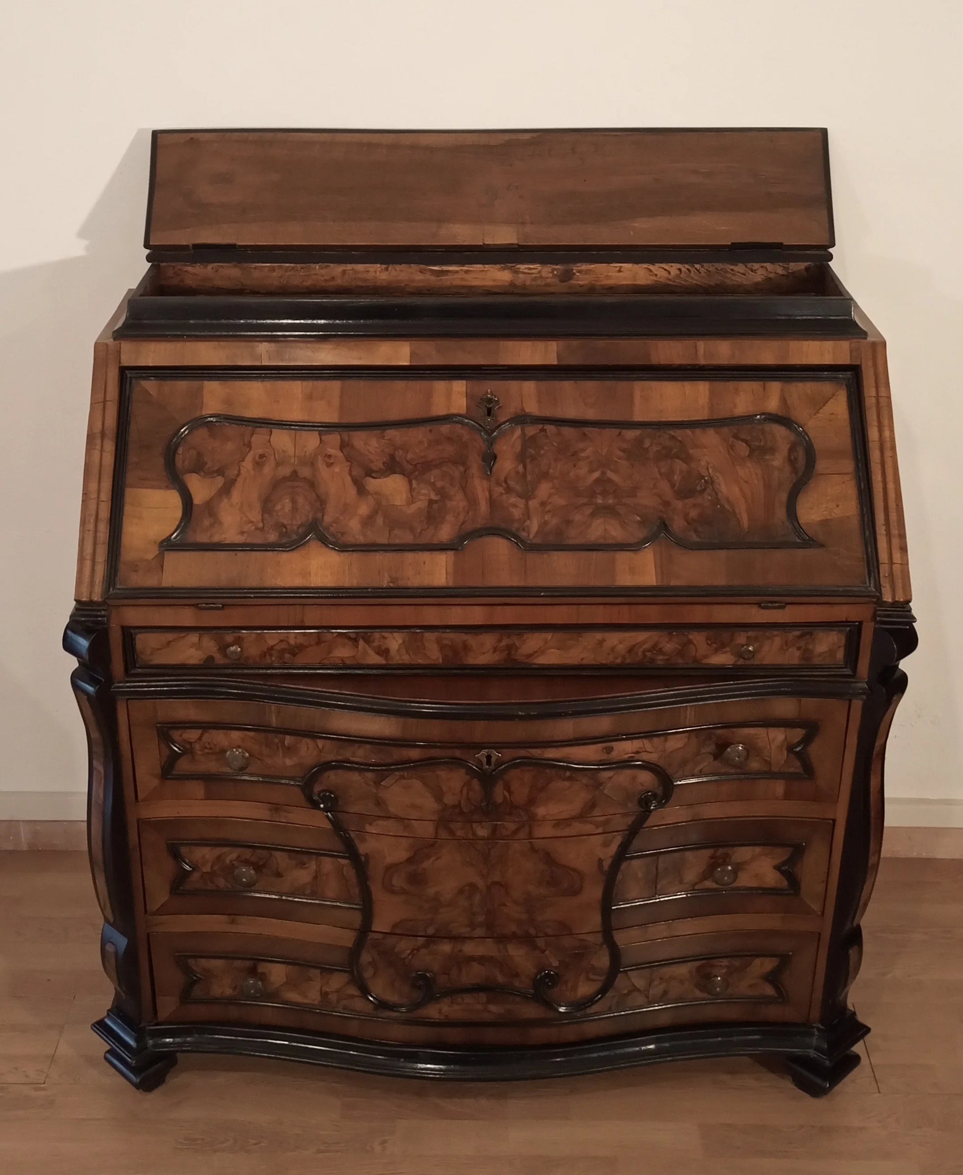 Cassettiera ribalta lombarda settecentesca originale in legno intagliato con cassetti curvi e intarsi decorativi restaurata