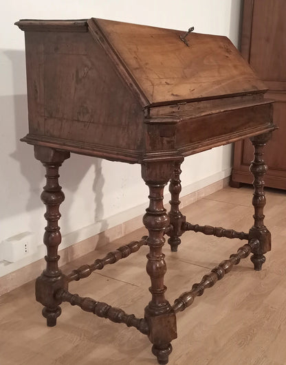 Scrivania a ribalta xviii secolo in legno antico con gambe tornite ornate e traverse robuste