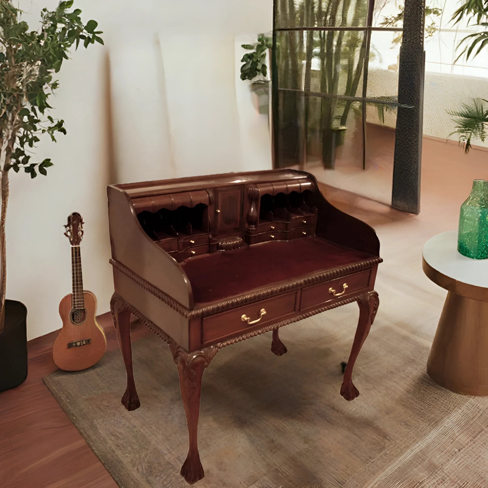 Bureau ancien de style Chippendale anglais avec secrétaire en noyer et pieds arqués