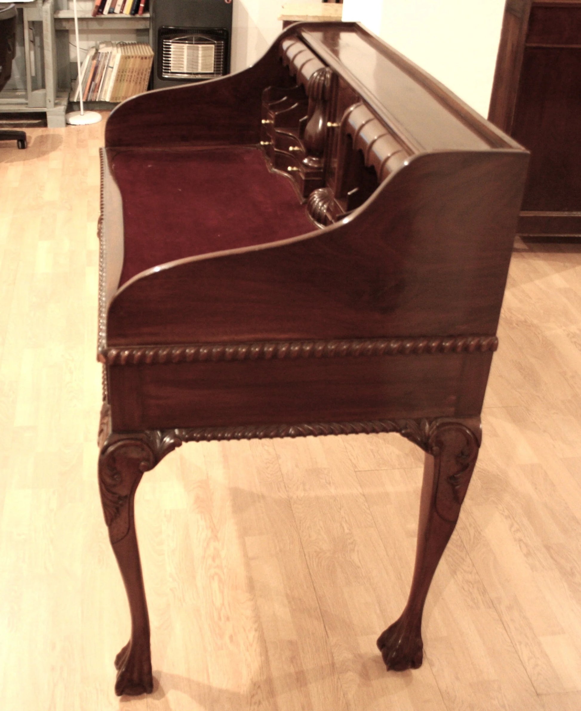 Bureau d'écriture ancien anglais de style Chippendale en noyer, avec pieds arqués et pieds en forme de griffes.