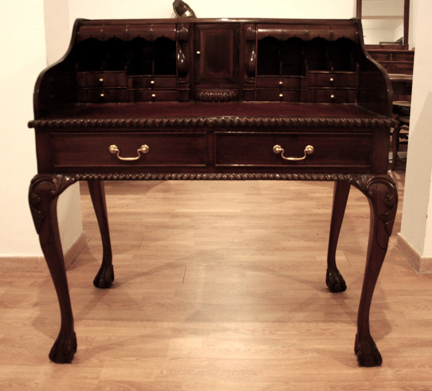 Bureau d'écriture ancien anglais de style Chippendale en noyer, avec pieds arqués et pieds en forme de griffes.