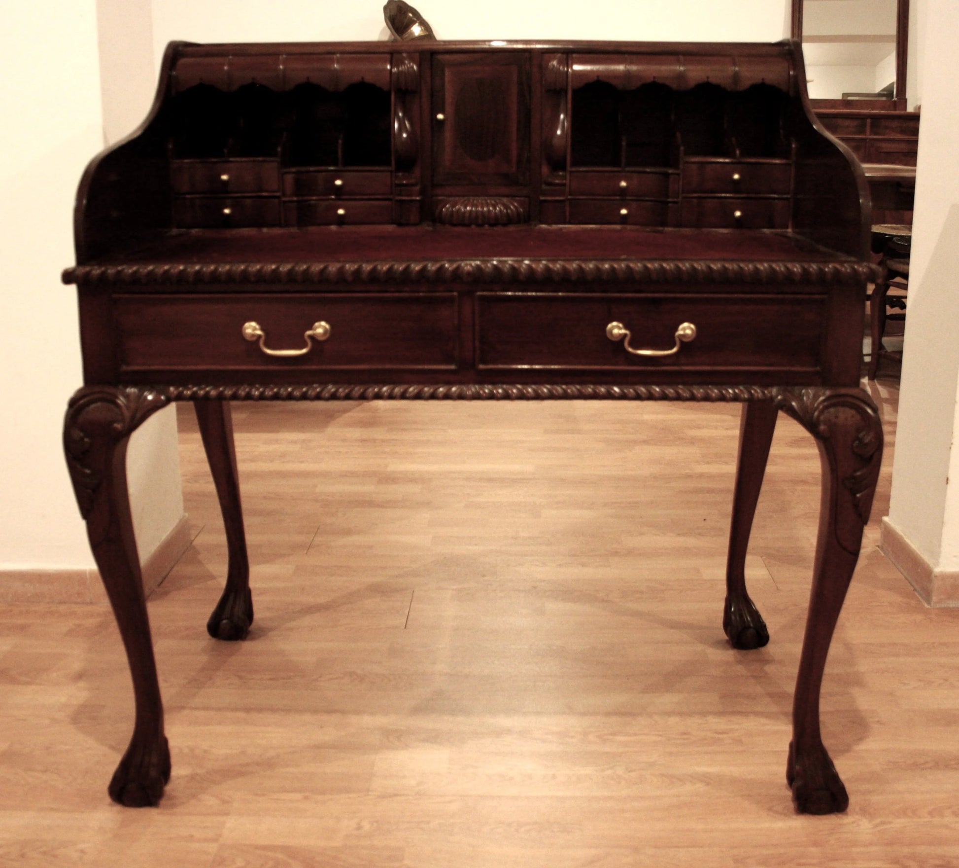 Bureau d'écriture ancien anglais de style Chippendale en noyer, avec pieds arqués et pieds en forme de griffes.
