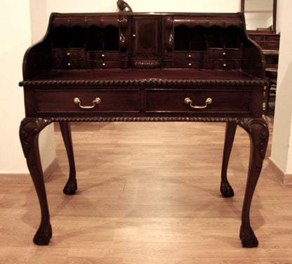 Bureau d'écriture ancien anglais de style Chippendale en noyer, avec pieds arqués et pieds en forme de griffes.